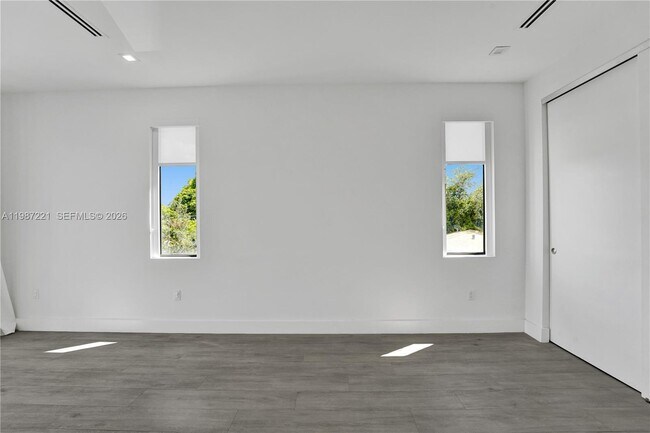 Building Photo - 3465 SW 3rd Ave