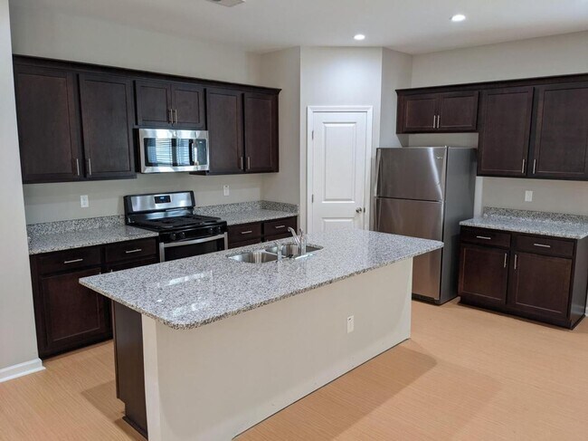 Building Photo - Beautiful 3 Bedroom Home