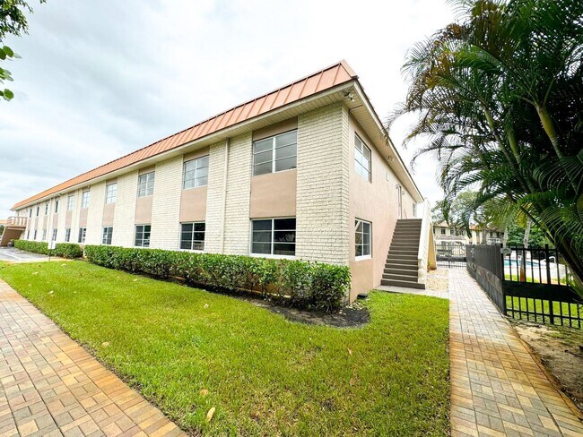 Building Photo - 12 NE 19th Ct