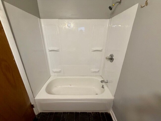 Building Photo - 2 Bedroom 1 Bath House For Lease Call 313-429-3244 KPM Detroit For Easy Showings