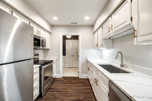 Building Photo - Hard to find Myers Park 2 bed 2 bath 1st floor Gem!