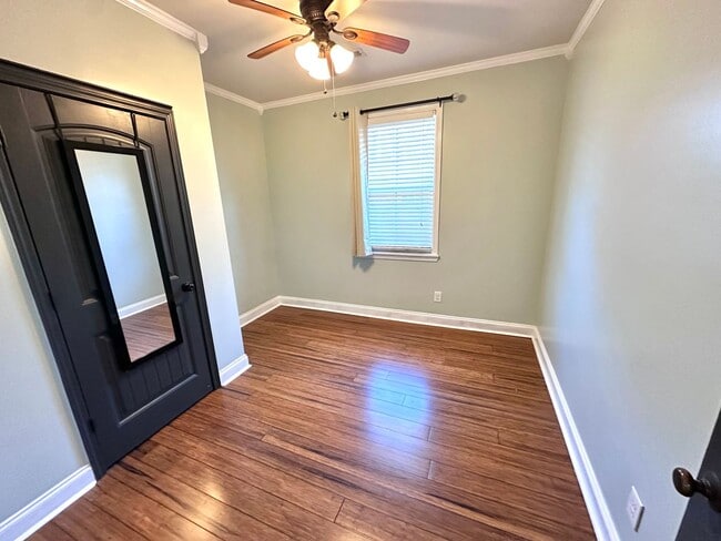 Building Photo - 2 Bedrooms, 1 Bathroom - House in Celanease!