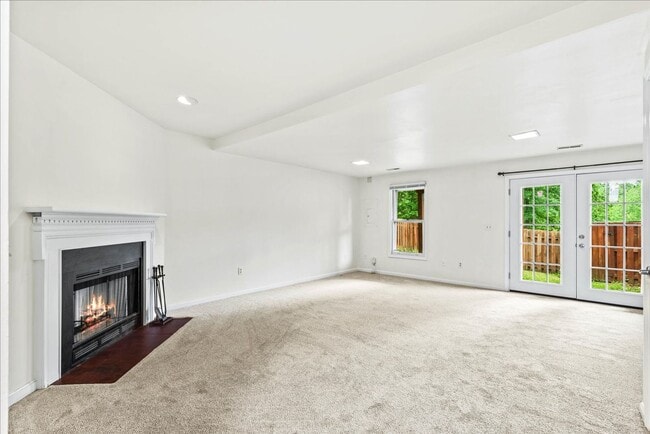 Building Photo - Charming 3-Level Townhome
