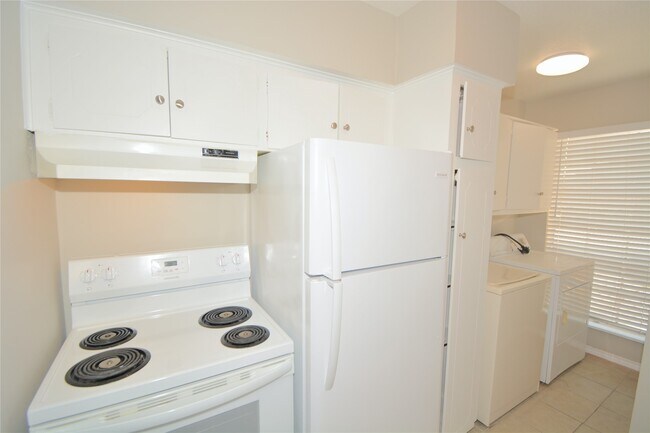 Building Photo - 2121 Fountain View Dr