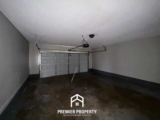 Building Photo - Spacious 3BR Memphis Home with Vaulted Ceilings, Fireplace, Deck & 2-Car Garage