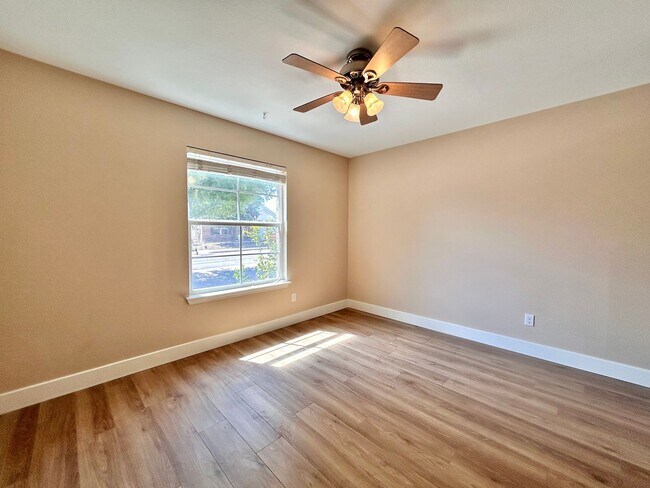Building Photo - Inviting 4/BR 2/BA Home with Spacious Back...