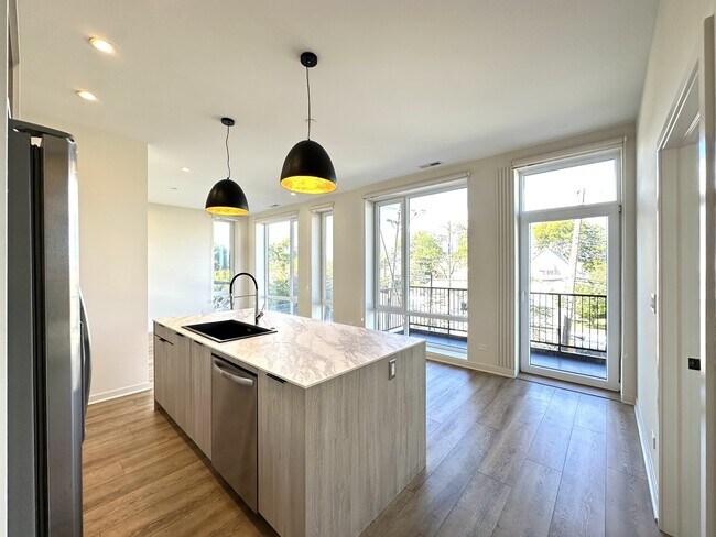 Building Photo - 6340 W Belmont Ave