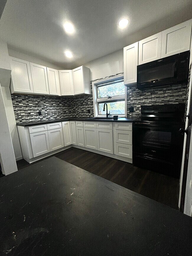 Building Photo - 84 N Berne St