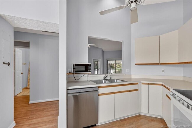 Building Photo - 6060 SE Martinique Dr
