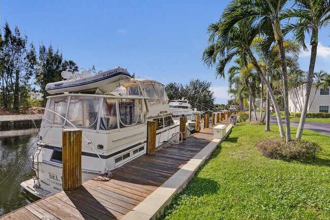 Building Photo - 6289 Bay Club Dr