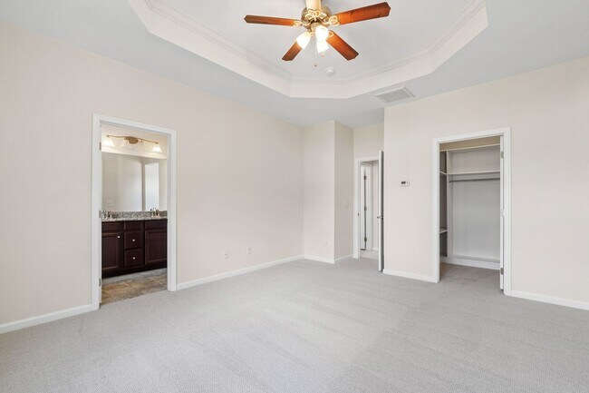 Building Photo - Beautifully Maintained 4BR/3.5BA End-Unit Townhome in Twin Lakes