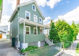 Building Photo - 475 Burnside St
