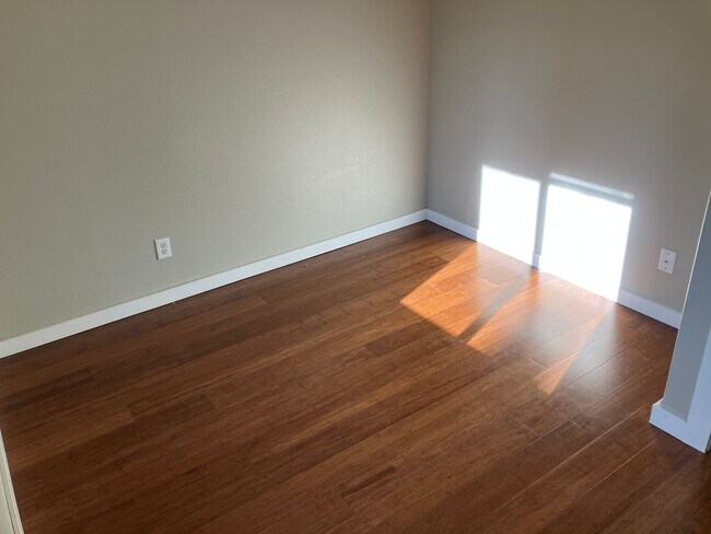 Building Photo - Townhouse, 1.5 bath, w/d in unit, private back patio, all dogs welcome!