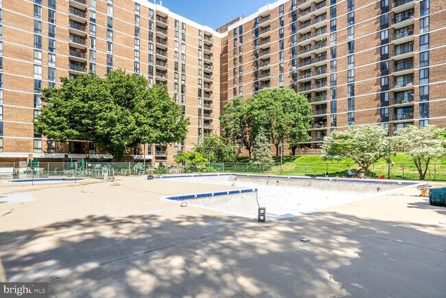 Building Photo - 2300 Pimmit Dr
