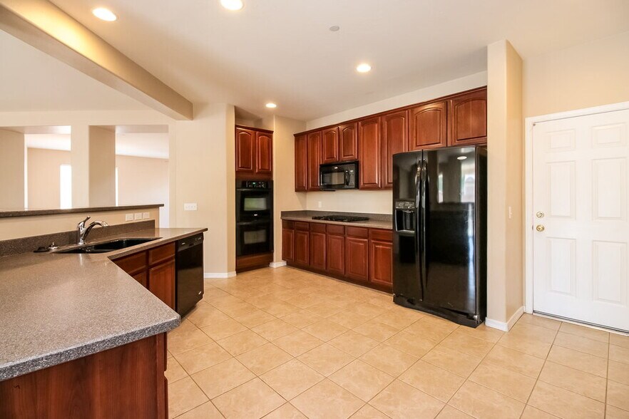 Building Photo - 617 Vuelta Buril