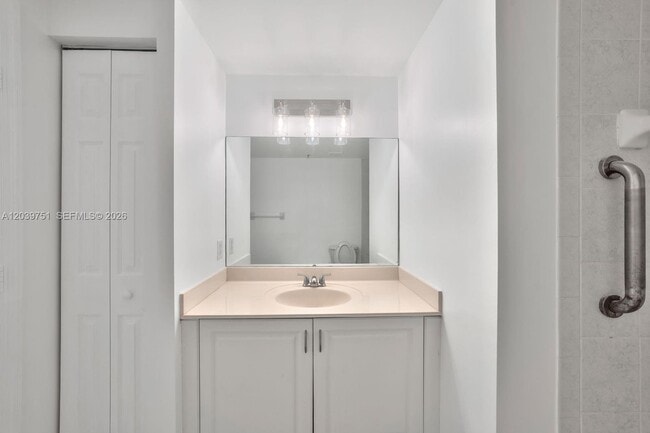 Building Photo - 215 SW 42nd Ave