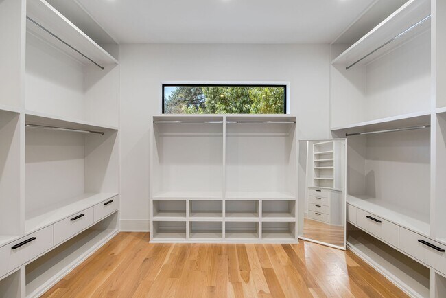 Building Photo - 12427 Pebblebrook Dr