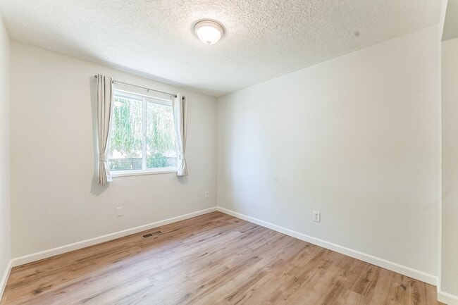 Building Photo - $500 gift card with lease by 9/1/25. Water...