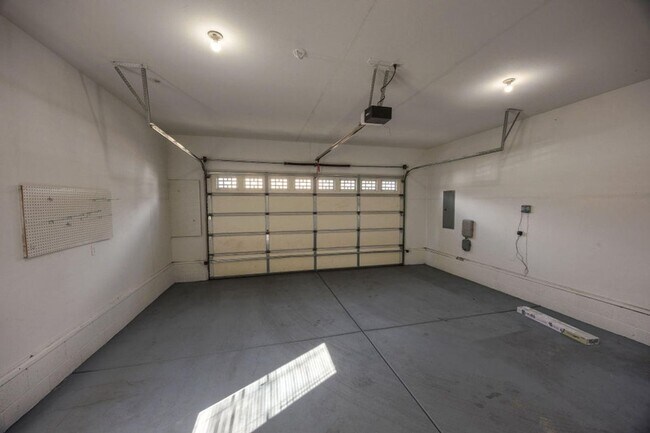 Building Photo - Four bedroom home for lease in the Riverwalk Neighborhood Ashland, Oregon