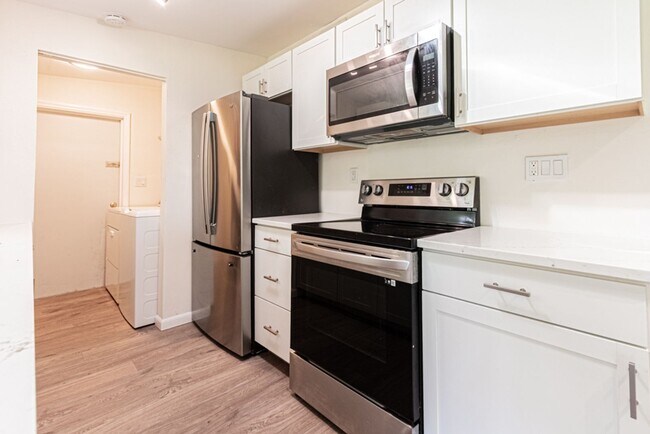 Building Photo - Annual Rental – Pet-Friendly Charming Napl...