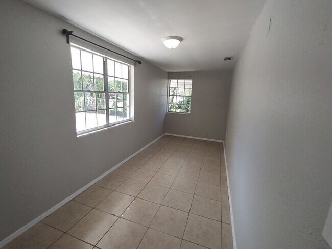 Building Photo - 3010 E Idlewild Ave