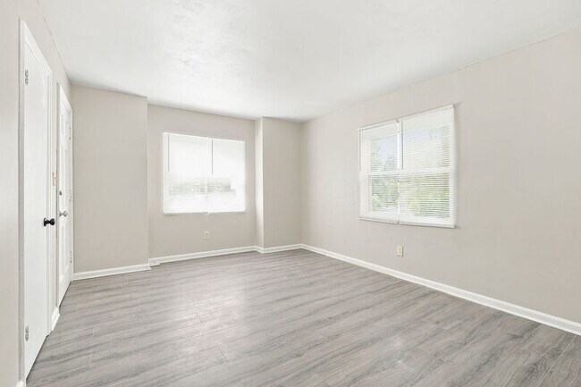 Building Photo - 108 Columbian Ave