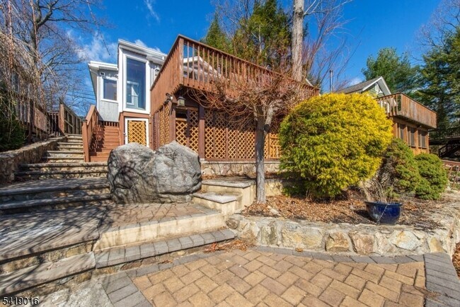 Building Photo - 25 Lake Rd