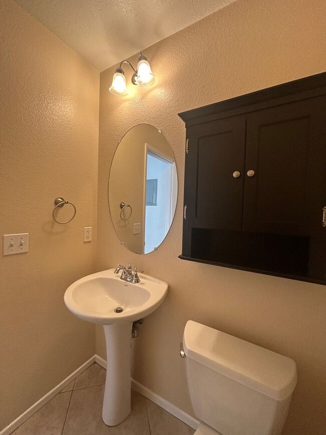 Building Photo - Move in special !!! $1000 off first month rent on approved credit with a 1 year lease.