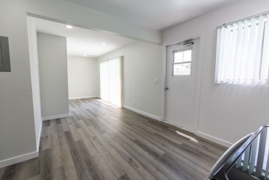 Interior Photo - 616 North Sweetzer Avenue