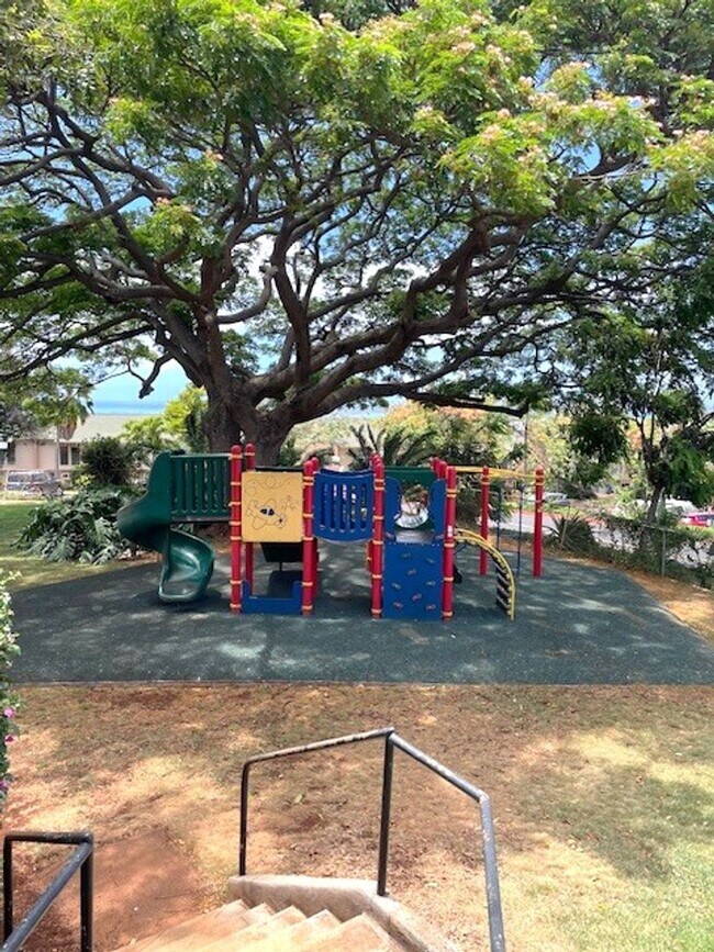 Building Photo - 4 bed/ 2 bath Townhome in Makakilo, Utilit...