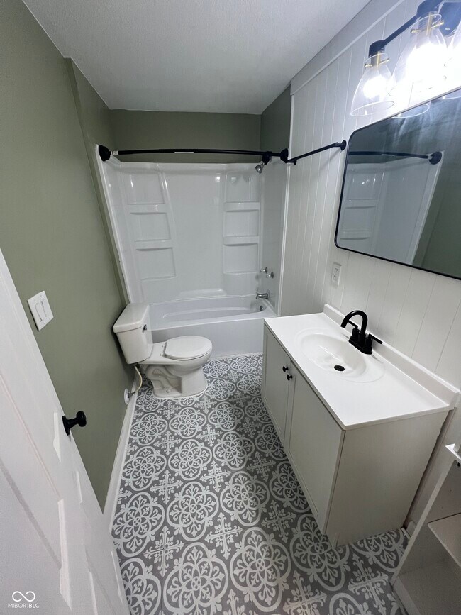 Building Photo - 2530 N Temple Ave