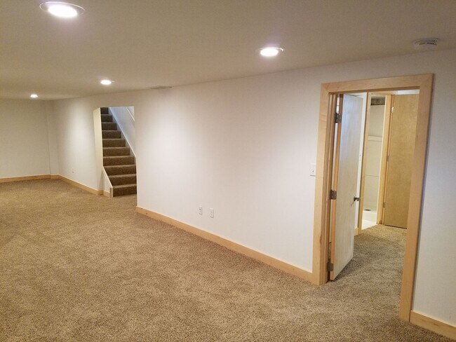 Building Photo - 4 Bedroom house in great CF Location