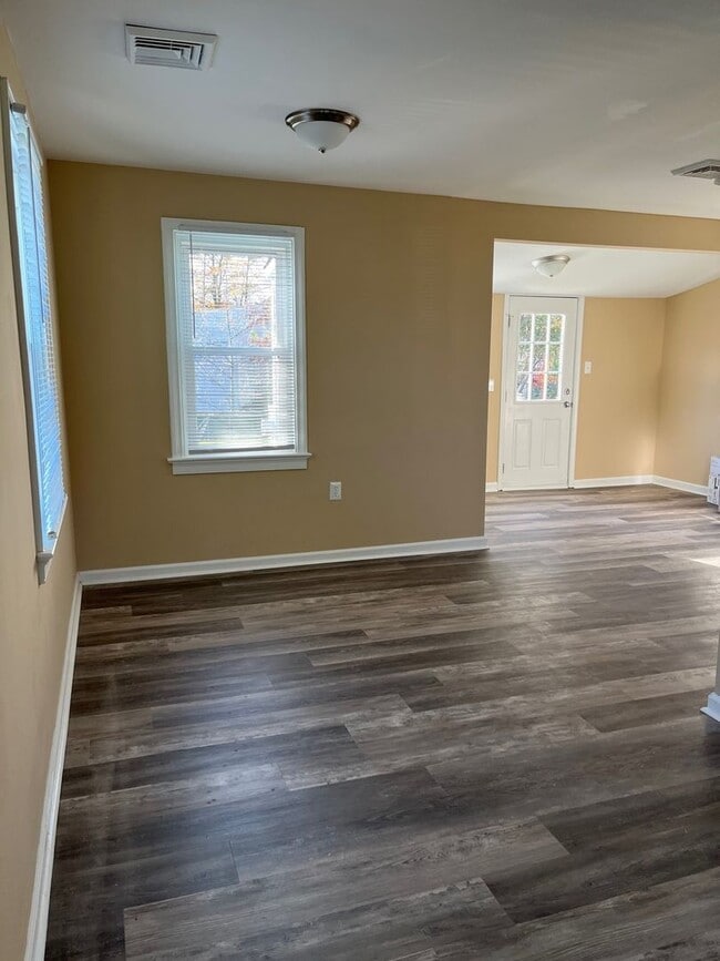 Building Photo - 3 Bedroom | 2 Bath | 1,098 Sq Ft | Updated Interior