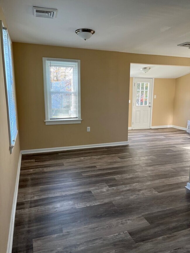 Building Photo - 3 bedroom/2 bath unit in Williamsburg