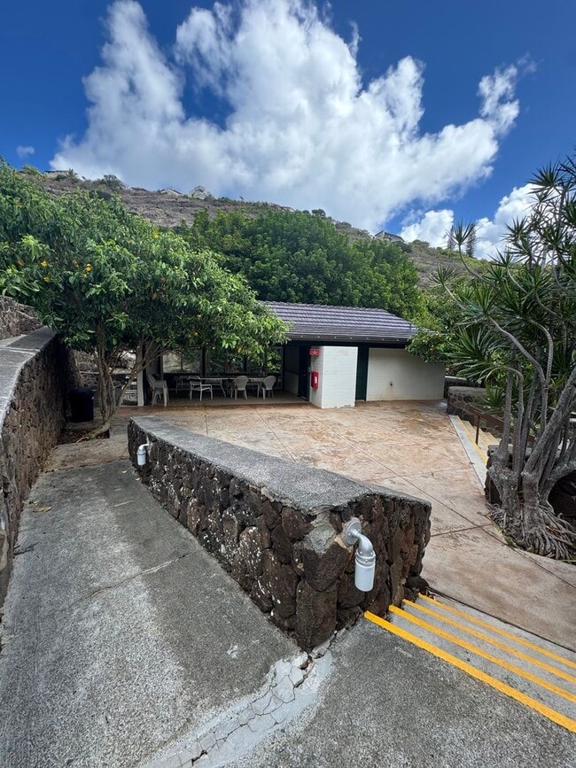 Building Photo - 3 BED, 2 BATH, 2 Parking with AC- Kalani I...