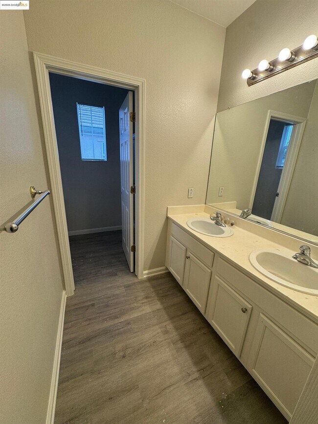 Building Photo - 68 Lexington Ct