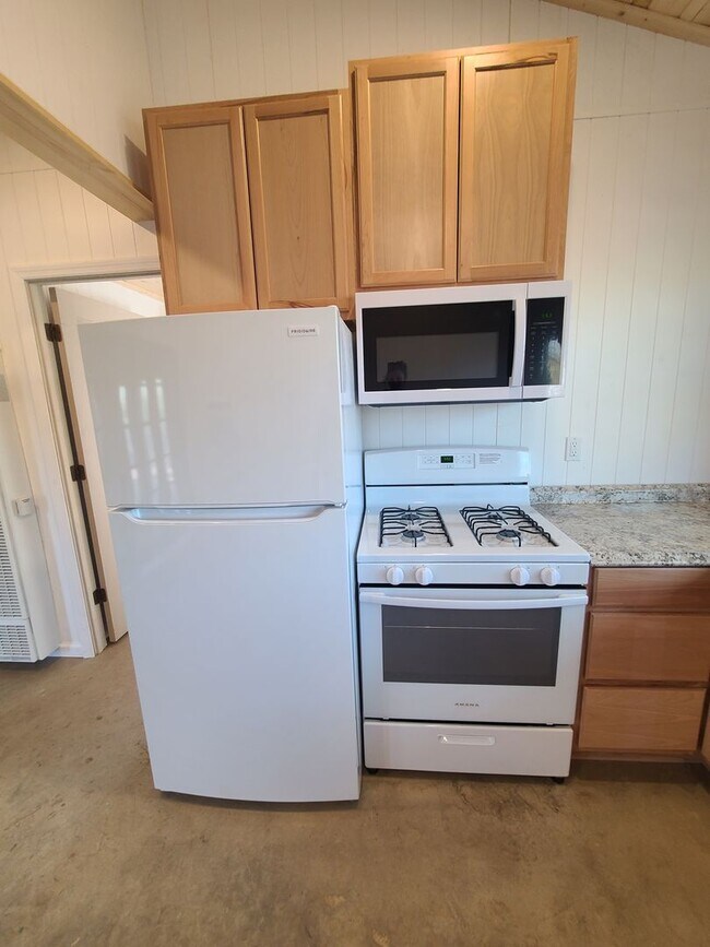 Building Photo - $500 OFF! NEWLY RENOVATED STUDIO W/ WASHER...