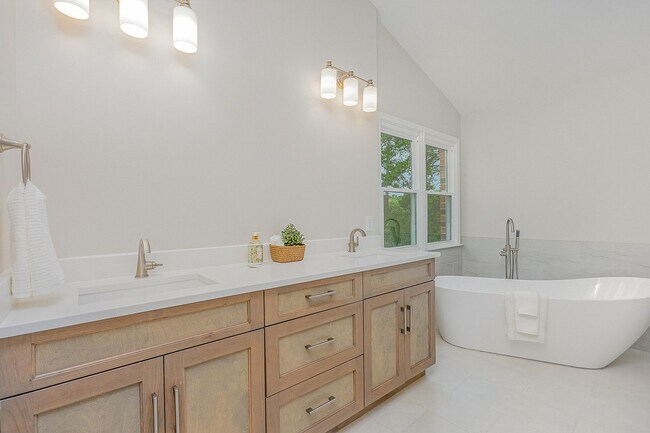 Building Photo - Stylish Renovation with Golf Course Views in a Prime Raleigh Location!