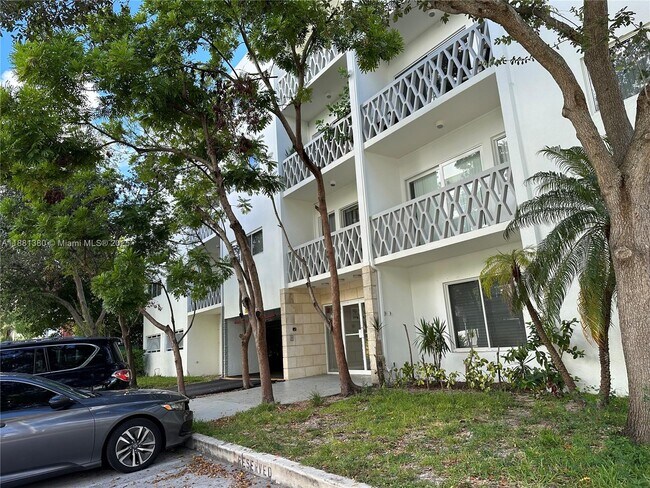 Building Photo - 10001 W Bay Harbor Dr