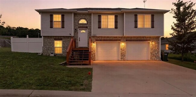 Building Photo - Beautiful Split-Level Home Near Fort Leonard Wood!