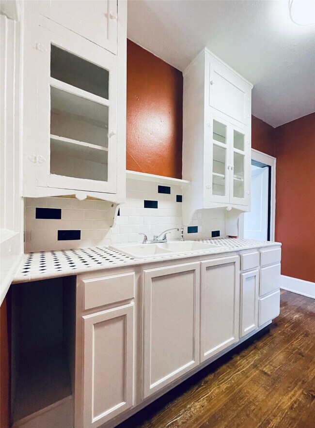 Building Photo - 614 Peden St