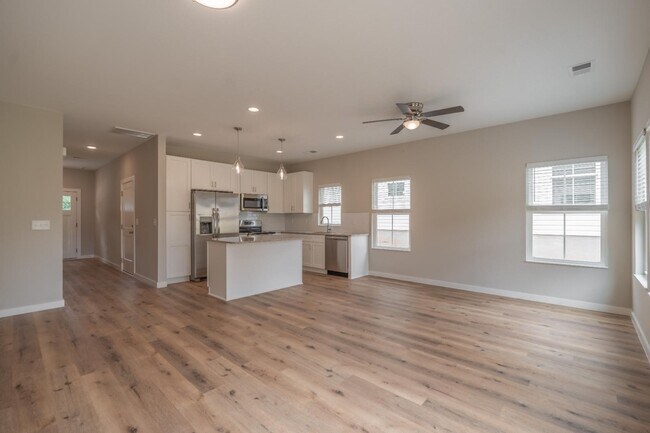 Building Photo - 124 Woodland Dr