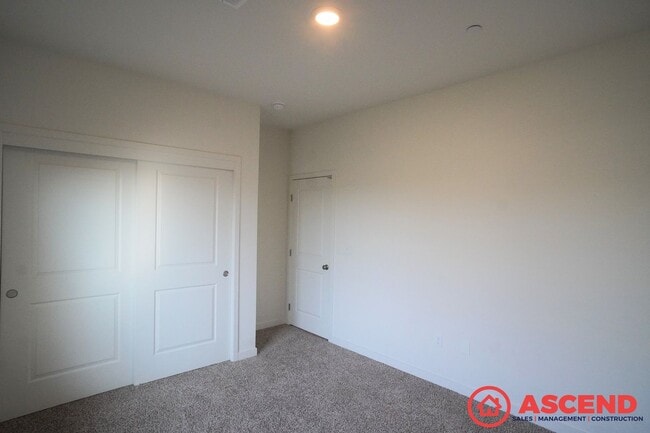 Building Photo - 3 Bedroom Home off Coffee Rd and 7th Stand...