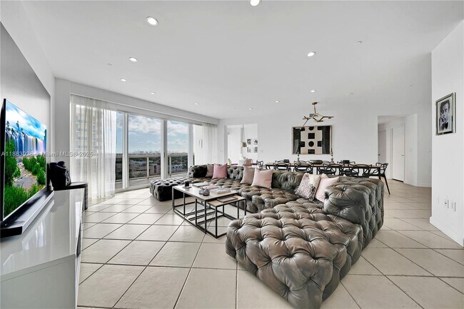 Primary Photo - 9601 Collins Ave