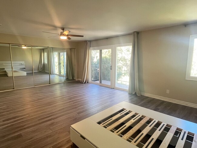 Building Photo - Spacious 3 Bedroom, 2.5 Bath Condo in a Beautiful Park-Like Community