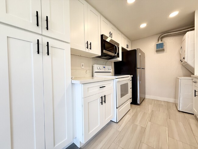 Building Photo - Remodeled 2 bedroom 1 bath unit with laund...