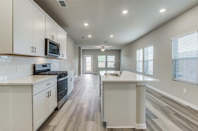 Building Photo - 612 McKenna Dr