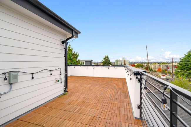 Building Photo - 823 NE 70th St