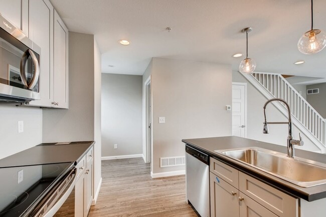 Building Photo - 3 Bedroom Townhomes For Rent