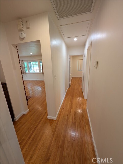 Building Photo - 1108 E Altadena Dr